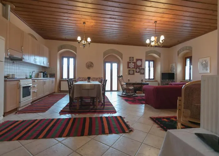 Sophia's Stone House דירה *